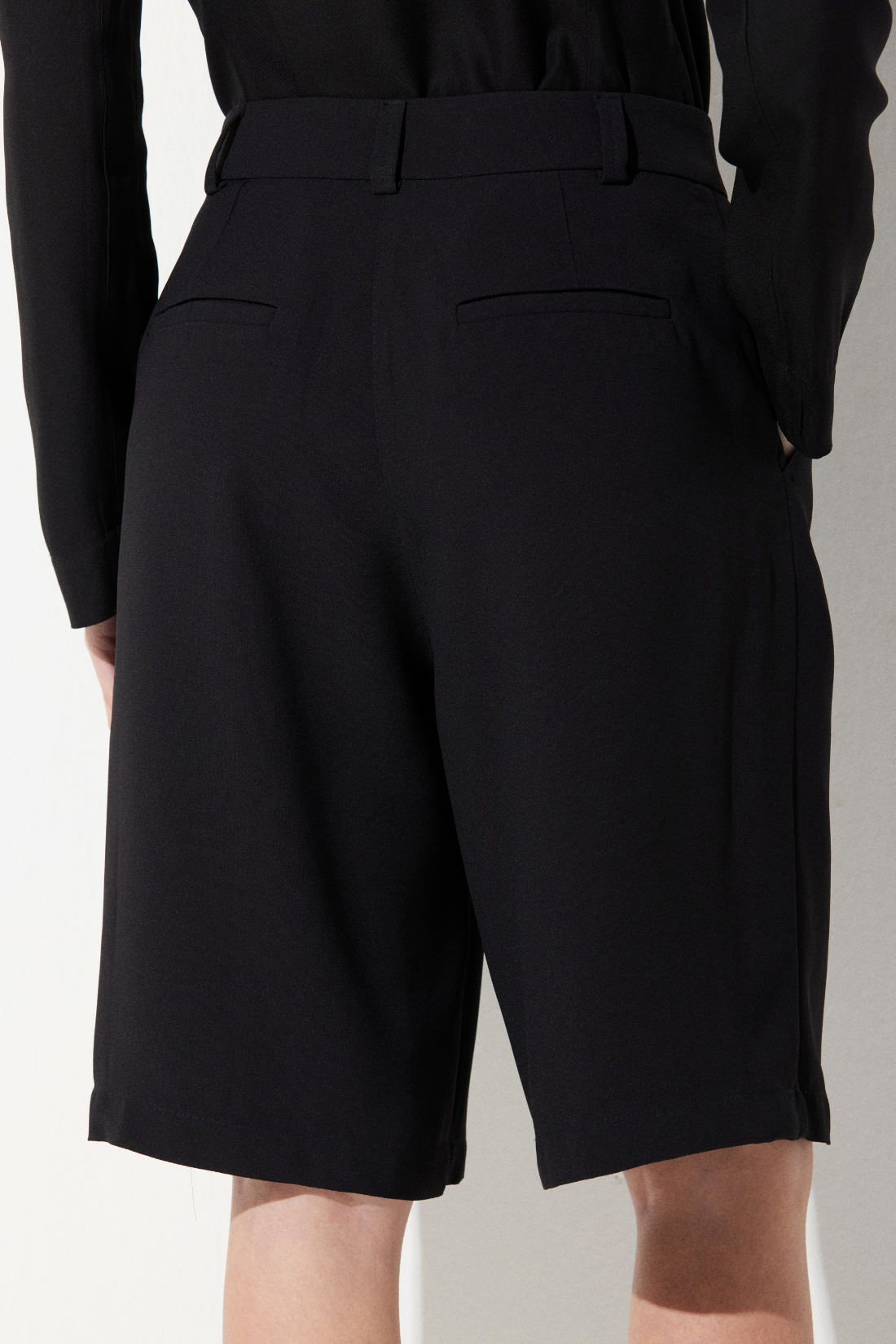 Bermuda Iara Crepe Preto